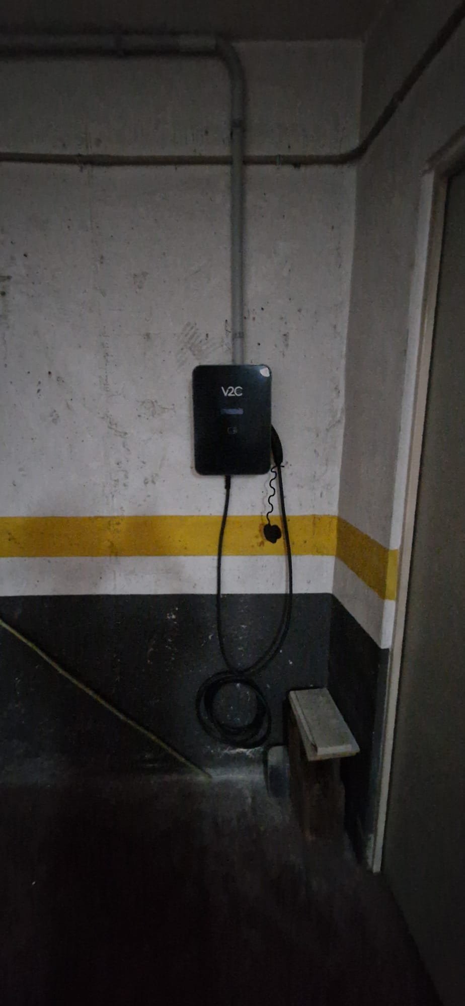 Cargador de coche eléctrico instalado en garaje comunitario por Pistris Energy
