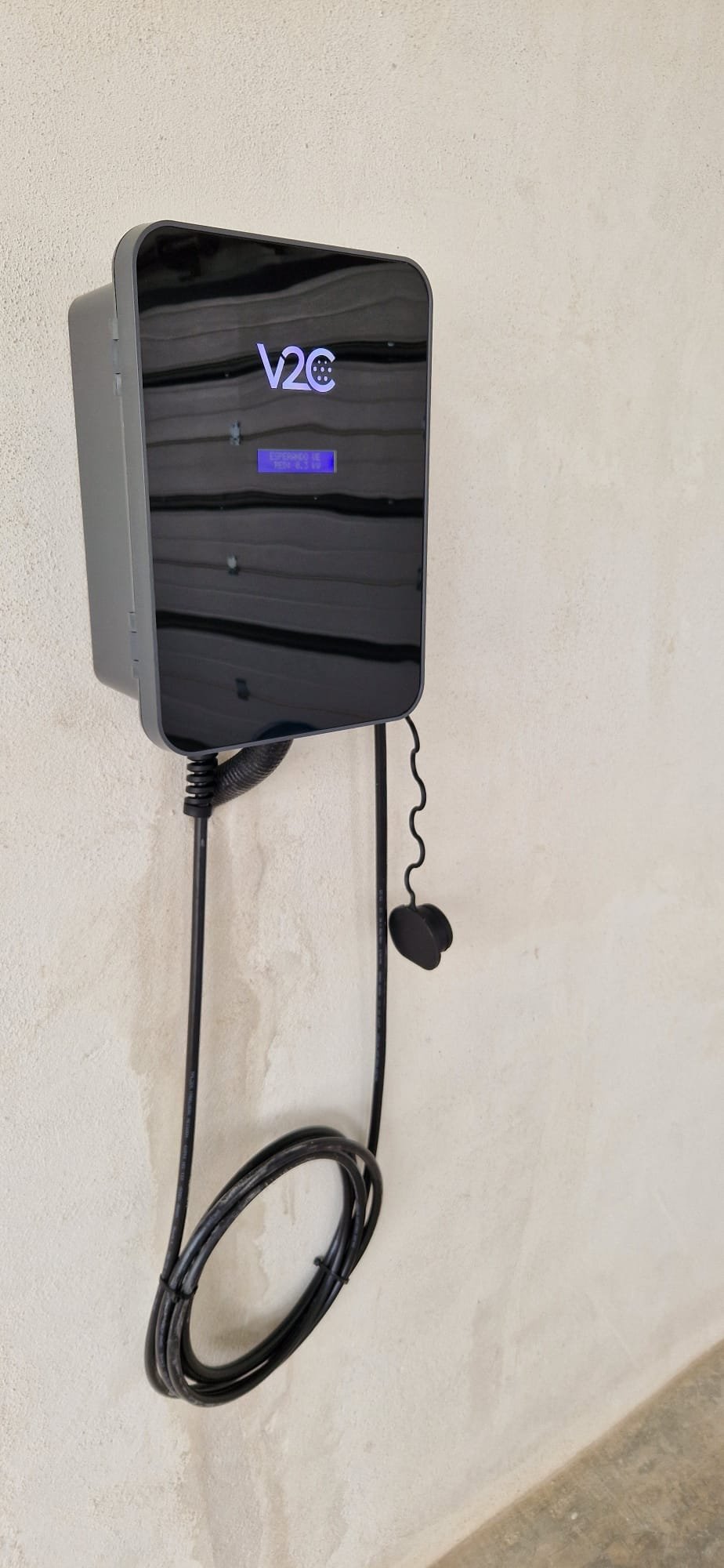 Cargador instalado en garaje de vivienda unifamiliar por Pistris Energy